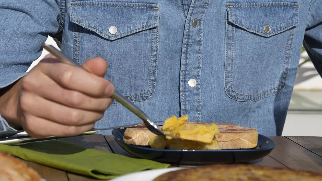 Newsweek: Un bărbat a mâncat doar brânză, carne și unt timp de 8 luni. Efectul șocant pe care l-a avut dieta