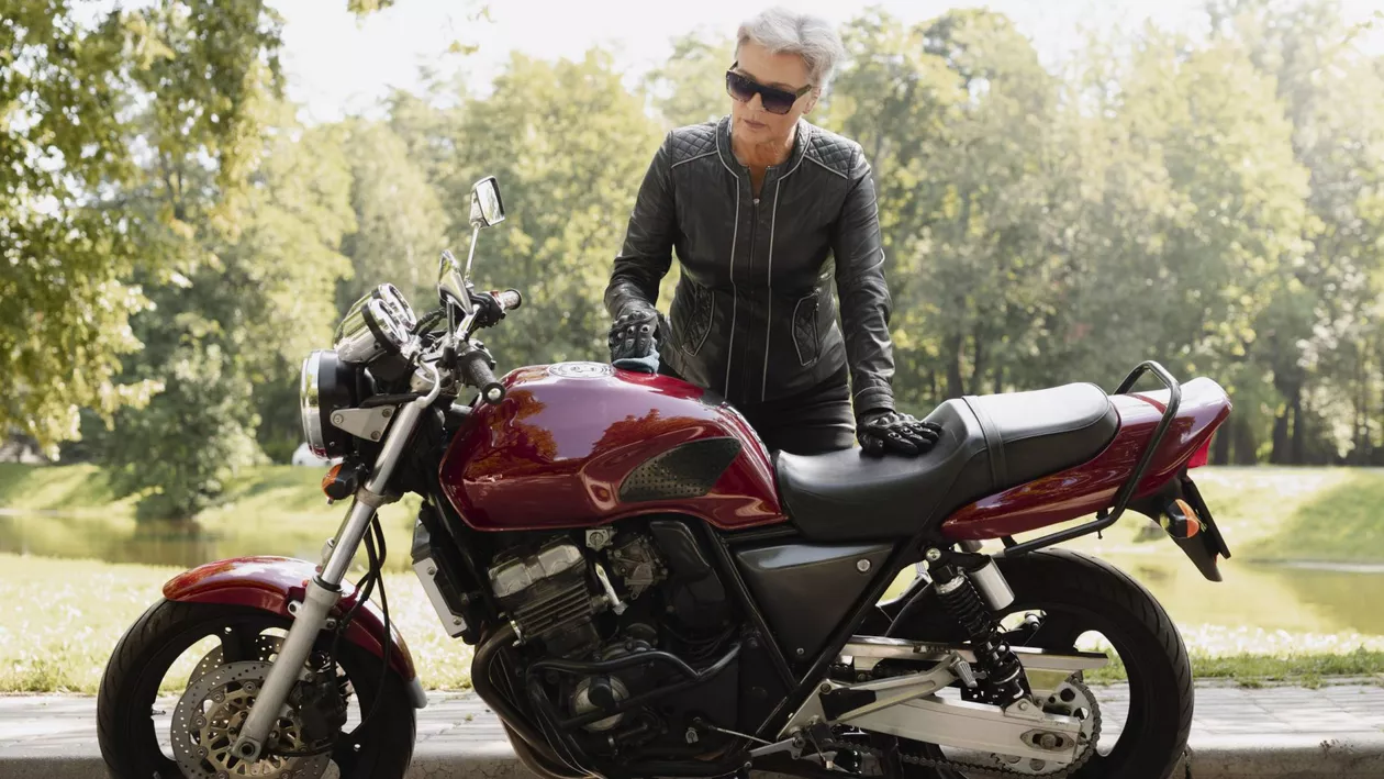 Această țară din UE, vizitată de extrem de mulți români, vrea să interzică vânzarea de combustibil motocicliștilor fără cască. Nu toată lumea este de acord cu măsura propusă