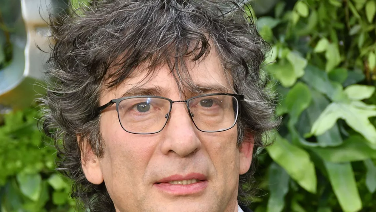 Cel mai vândut scriitor britanic, autorul cărților ecranizate Good Omens, Zei americani și Coraline, Neil Gaiman se confruntă cu mai multe acuzații de agresiune sexuală