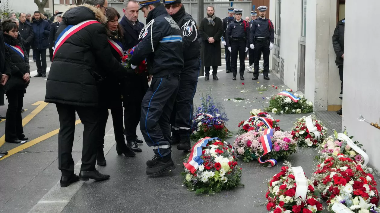 Franța marchează 10 ani de la atacul de la Charlie Hebdo. Publicația comemorează tragedia prin caricaturi: „Dacă vrei să râzi, înseamnă că vrei să trăiești”