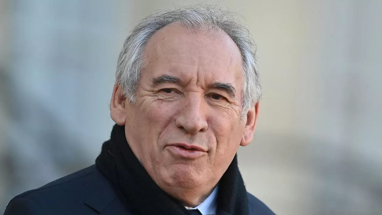 Premierul francez, François Bayrou, a supraviețuit celor două moțiuni de cenzură din Parlament. La prima moțiune a fost salvat de stânga, la a doua de extrema dreaptă