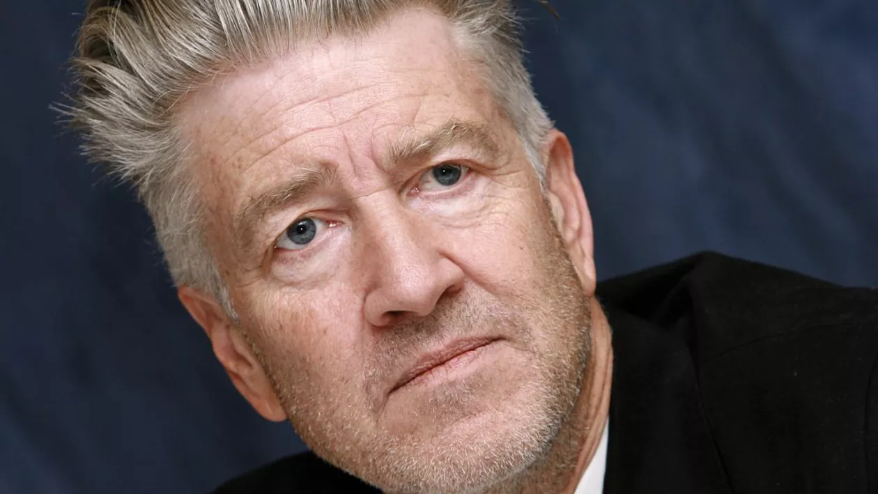 Creatorul Twin Peaks, David Lynch a fost marele cronicar al coșmarurilor care dospesc în spatele ușilor caselor cochete, cu peluze verzi și trandafiri roșii perfecți, din cultura americană