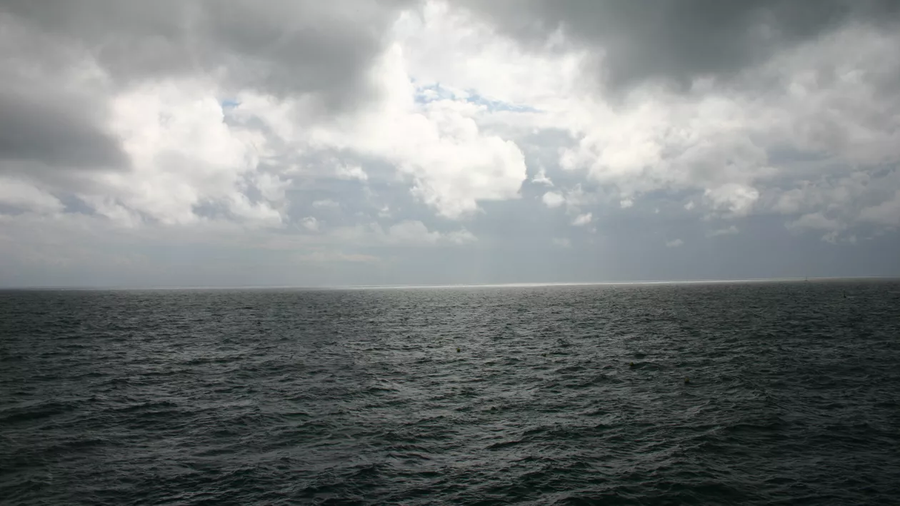 Fragment de dronă adusă de valuri pe plajă. Autoritățile au preluat restul metalic