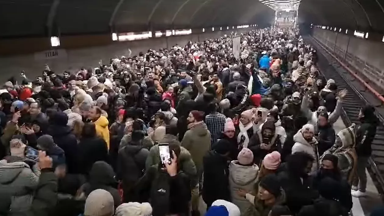 VIRAL la trecerea dintre ani: Sute de nepalezi s-au adunat pe peronul stației de metrou Titan și au scandat „Nepal” (VIDEO)