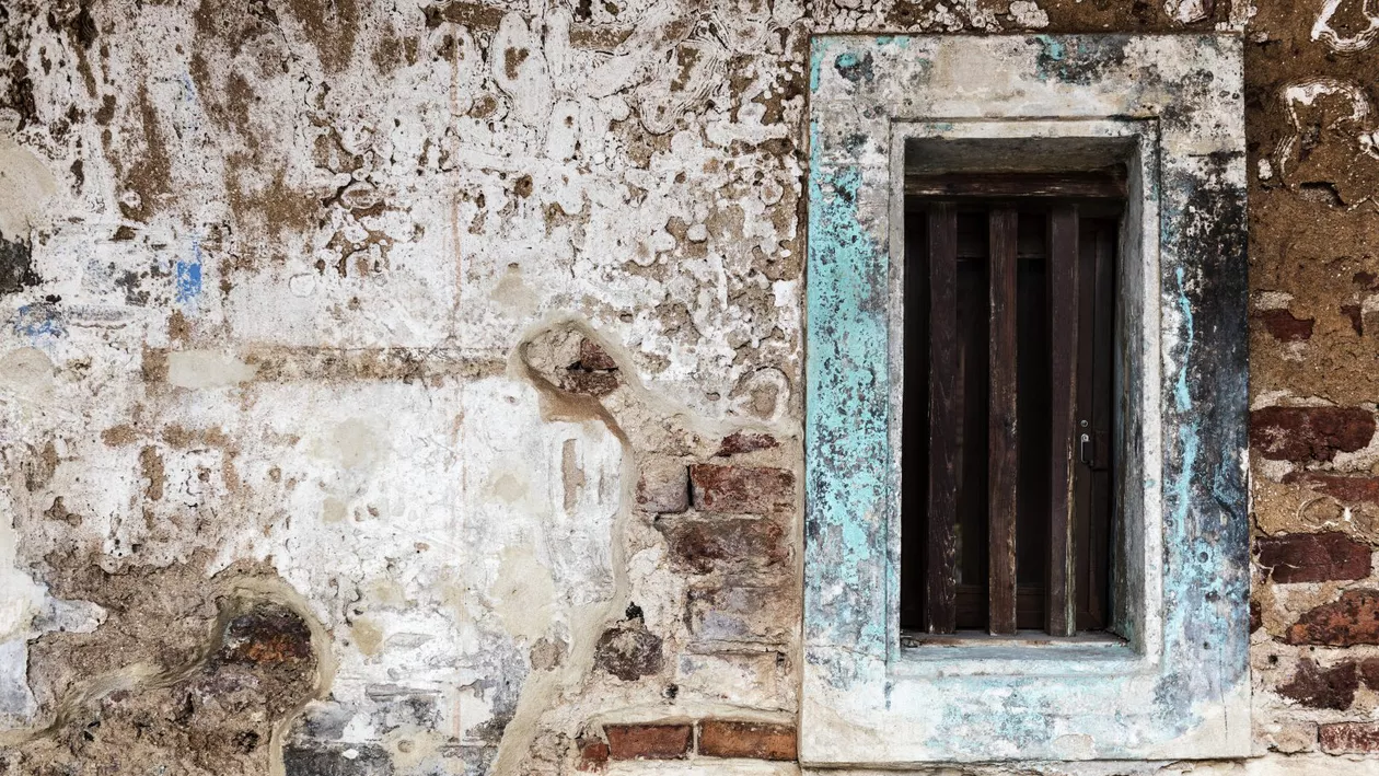 Mai multe clădiri din Constanța riscă să se prăbușească, după ce malul falezei a început să se surpe. Autoritățile caută soluții