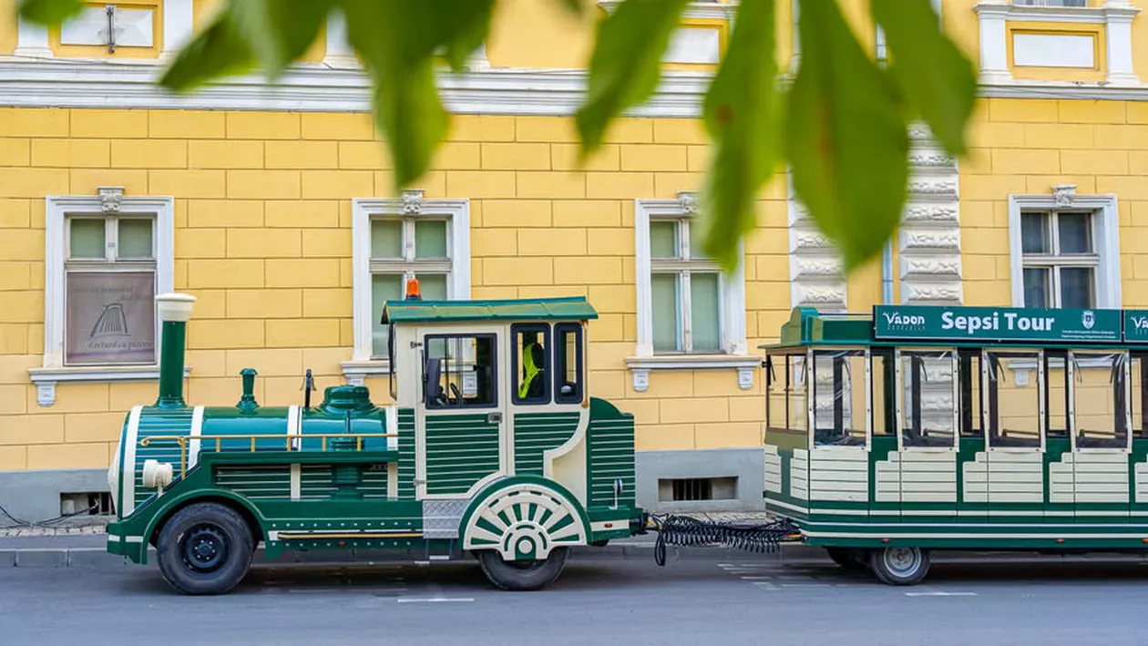 Mijlocul de transport inedit al elevilor din Sfântu Gheorghe. Un trenuleț turistic a devenit școlar