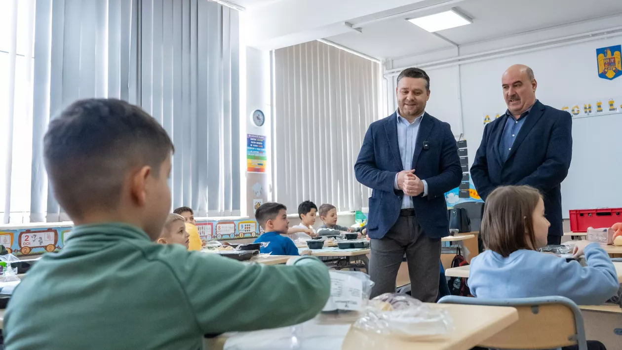Banca de Alimente a Sectorului 6 livrează, de luni, mâncare caldă pentru elevii de la „Școala după școală”. Primarul Ciprian Ciucu: „Ideea este ca, în timp, să extindem acest program în toate școlile” (GALERIE FOTO)
