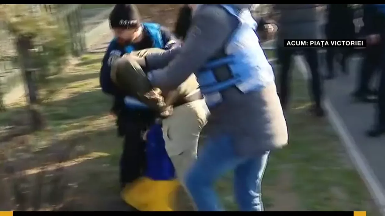 Incidente violente la protestul din Piața Victoriei. Susținătorii lui Călin Georgescu s-au încăierat cu jandarmii (VIDEO)