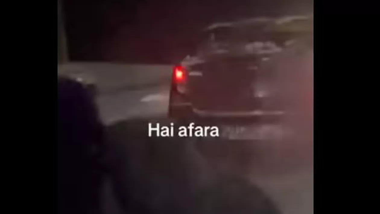 Un bărbat și-a plimbat doi prieteni cu sania trasă de mașină. Amenda usturătoare pe care a primit-o (VIDEO)