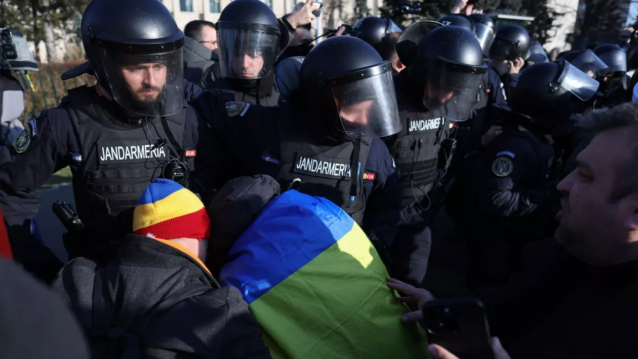 Purtătorul de cuvânt al Jandarmeriei, despre incidentele violente din Piața Victoriei: A fost necesară folosirea gazelor lacrimogene, un grup de protestatari manifestau violent. Unul dintre bărbații ridicați este un cetățean polonez, avea asupra lui un briceag (VIDEO)