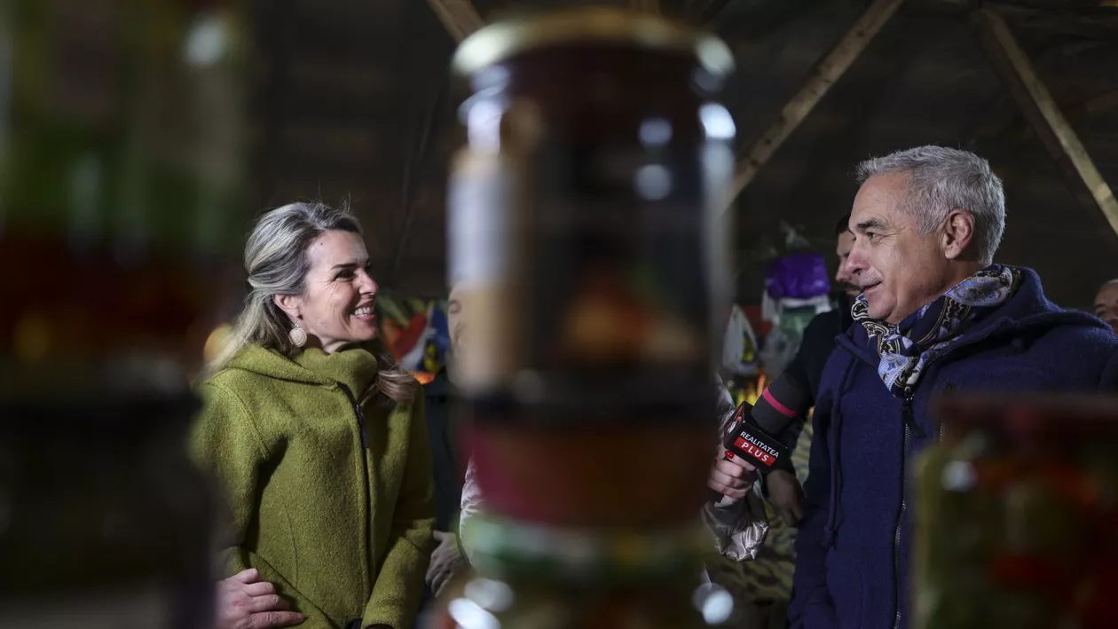 Călin Georgescu și soția sa, însoțiți de pază, au cumpărat dintr-o piață legume pentru „fasolică la cuptor”. Au plecat de acolo cu o mașină Renault Arkana, cu șofer (GALERIE FOTO)