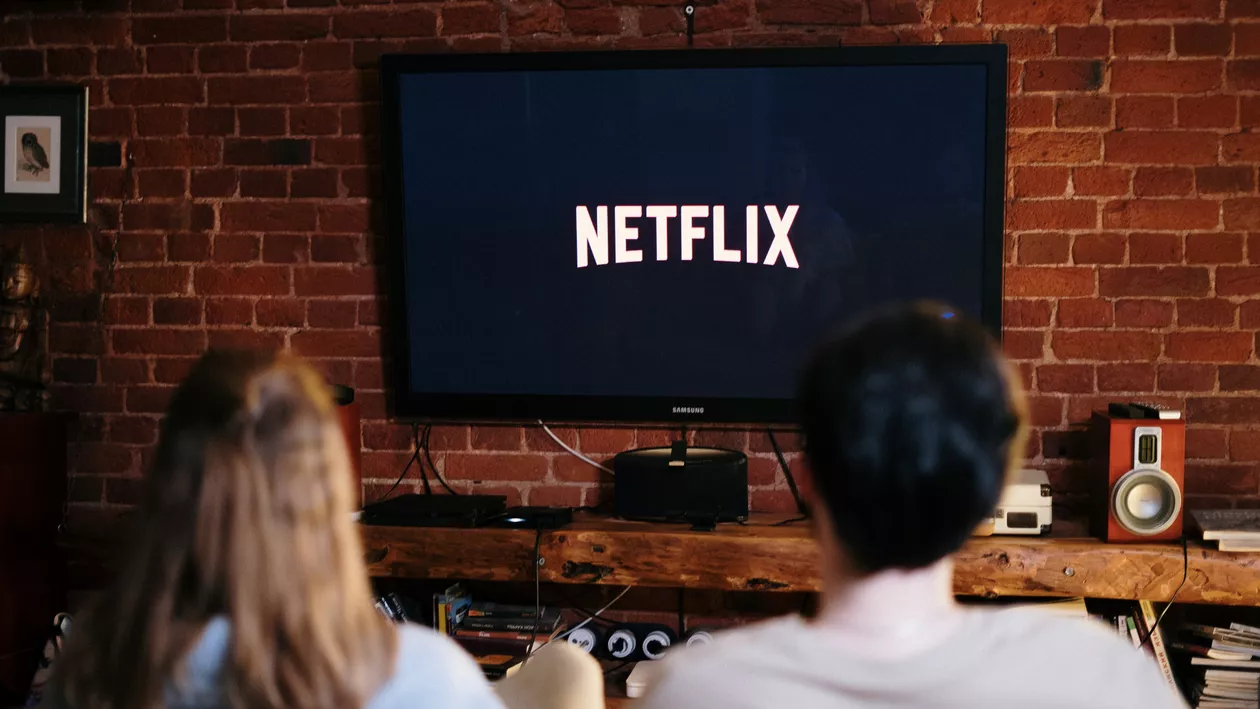 Televizoarele inteligente: Ce alegi pentru o experiență completă home cinema?