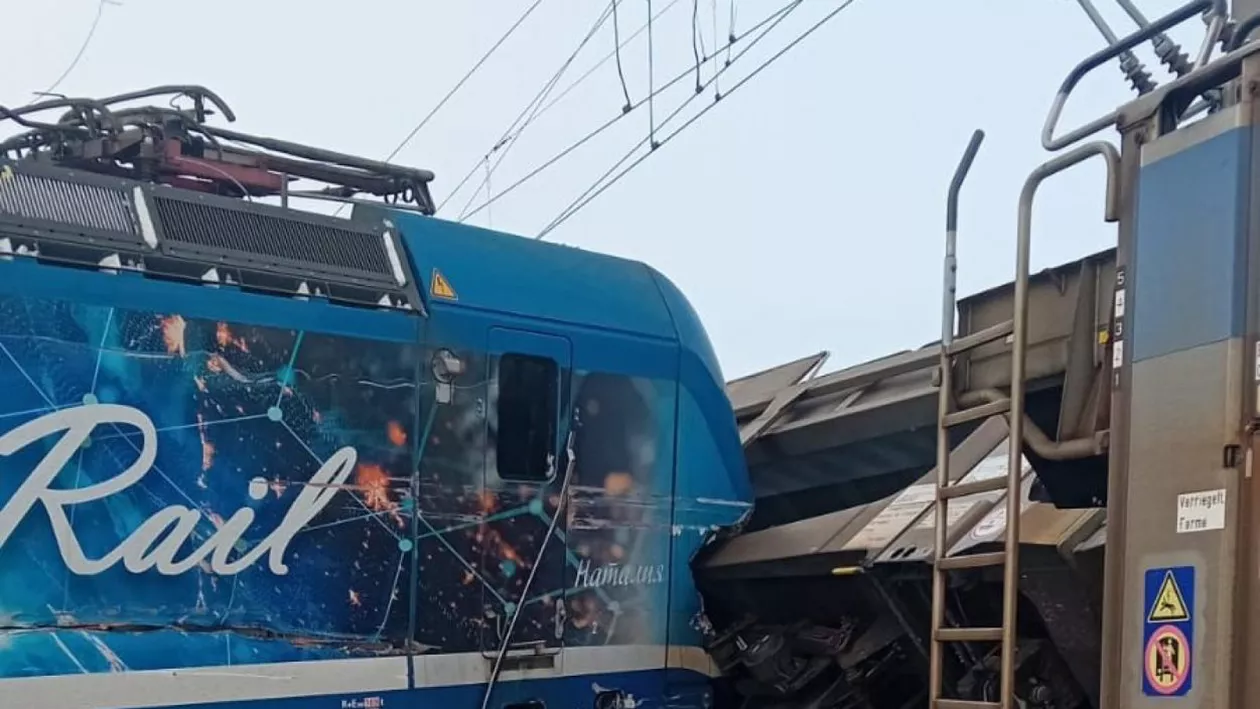 Tragedie pe calea ferată. Un bărbat a murit în impactul dintre două trenuri de marfă