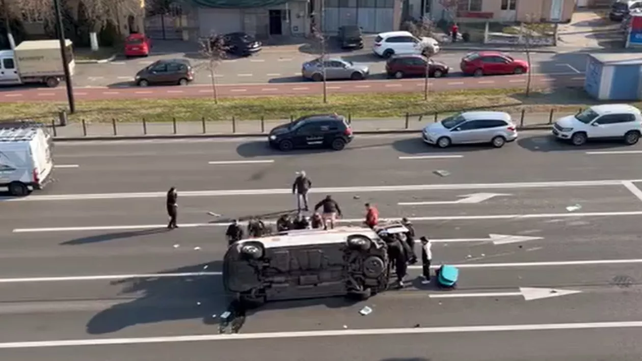 Ambulanță răsturnată în Oradea. „Ajutorul” martorilor a făcut asistenta, grav rănită la coloană, să urle de durere. Medic: „Este extrem de grav”