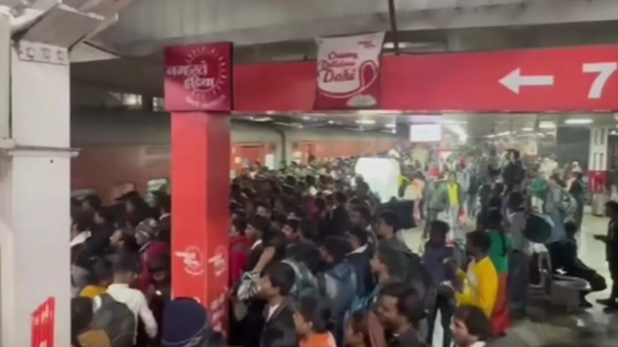Tragedie la gara principală din New Delhi: Cel puțin 15 persoane, inclusiv 3 copii, au murit într-o busculadă (VIDEO)