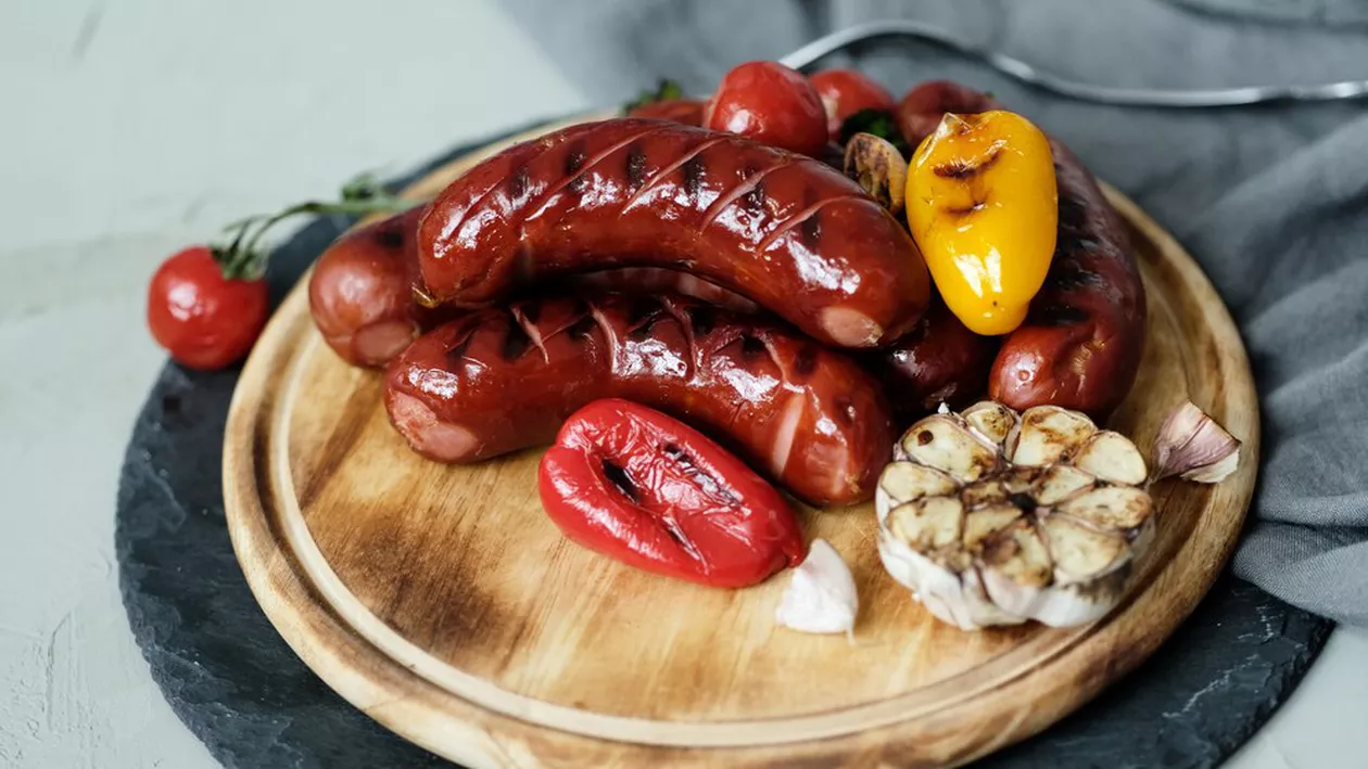 Fost primar arestat, după ce a cheltuit banii orașului pe o tonă și jumătate de cârnați. Ce ar fi făcut cu produsele