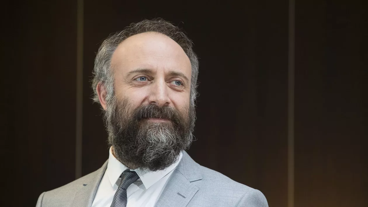 Newsweek: Ce meserie a avut Halit Ergenç înainte să frângă inimi în Suleyman Magnificul? Mai jos nu se putea