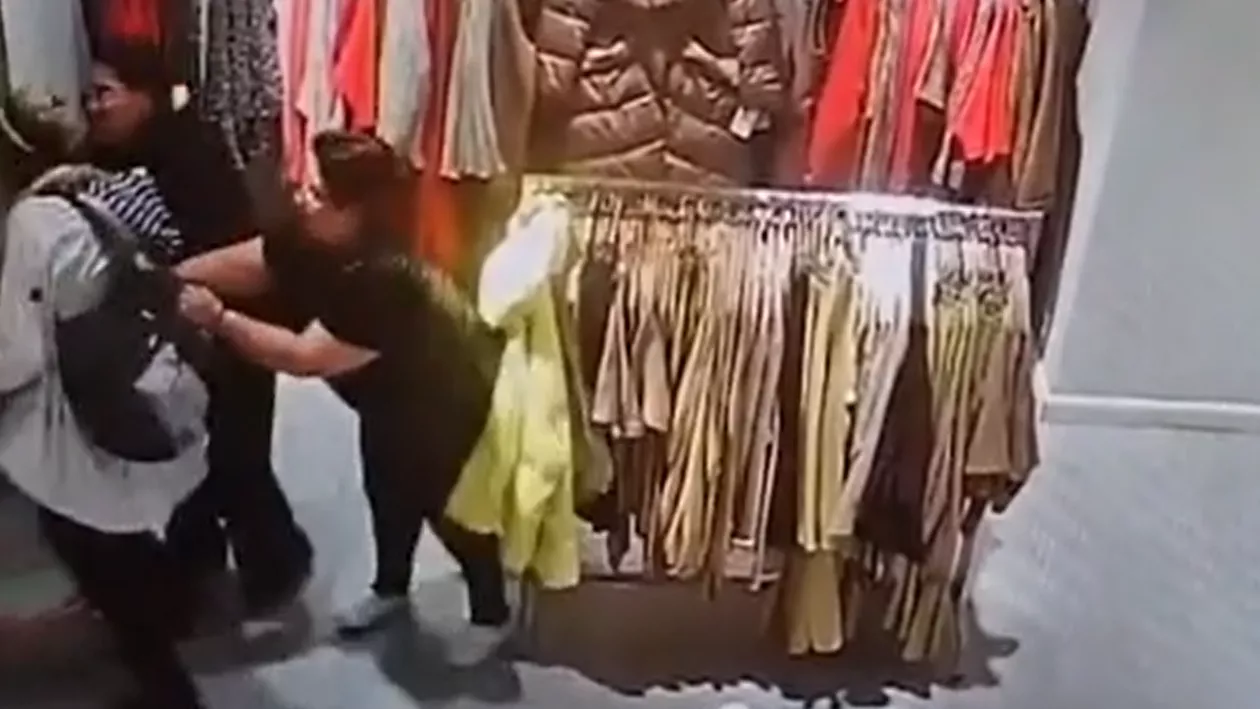 Un bărbat deghizat în femeie, surprins când încerca să fure o geacă dintr-un magazin din București. Angajatele care au încercat să-l oprească au fost lovite