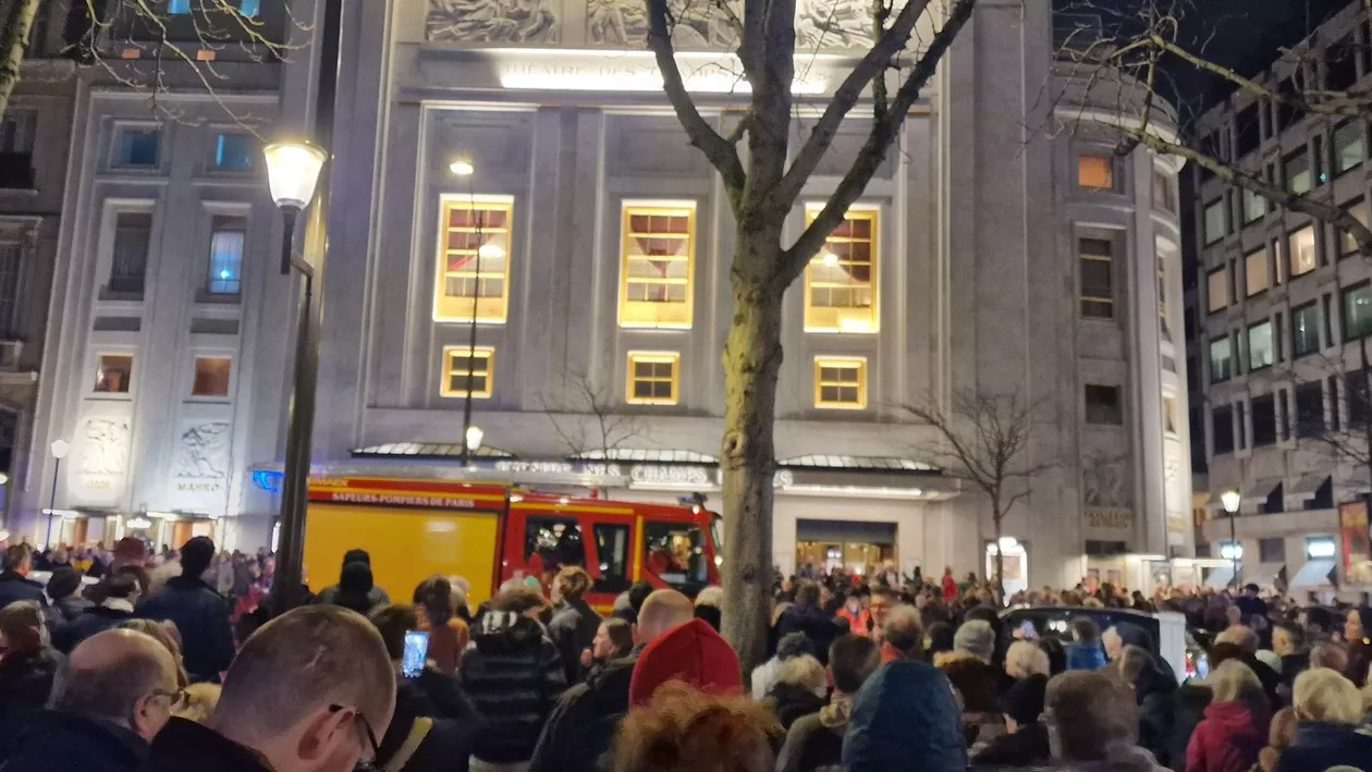 Incendiu unui spectacol la un teatru parizian. 1.500 de oameni au fost evacuați