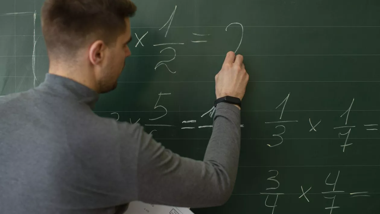 Un profesor de matematică a fost prins în timp ce vindea droguri. Bărbatul ducea o „viață dublă”