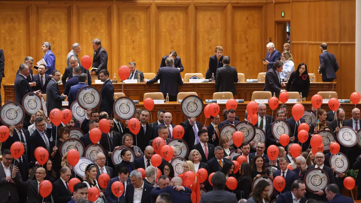 Moțiunea de cenzură, dezbătută în Parlament. Ciolacu, despre semnatarii moțiunii: „Niște ipocriți! Urlați isteric în Parlament cât sunteți live, apoi pactizați obosiți cu meniul globalist de la bufet” (VIDEO, GALERIE FOTO)