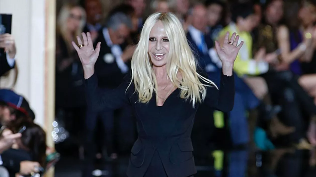 Decizie controversată în lumea modei: Donatella Versace părăsește conducerea brandului