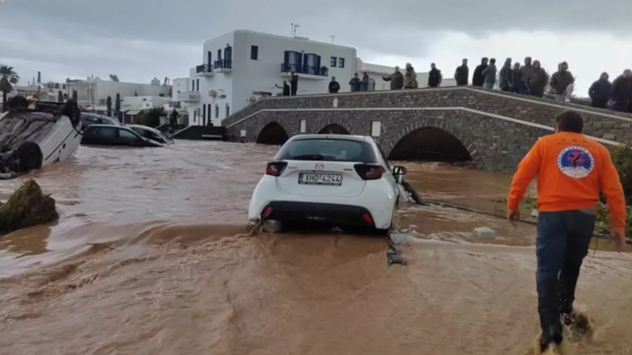 Insulele grecești populare, lovite de inundații devastatoare. Circulația mașinilor a fost interzisă