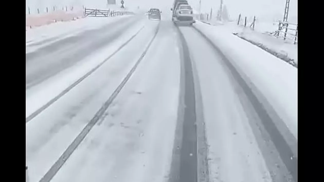 Peisaje de iarnă autentică în România: Drumarii intervin cu utilajele de dezăpezire în Pasul Tihuţa (VIDEO)