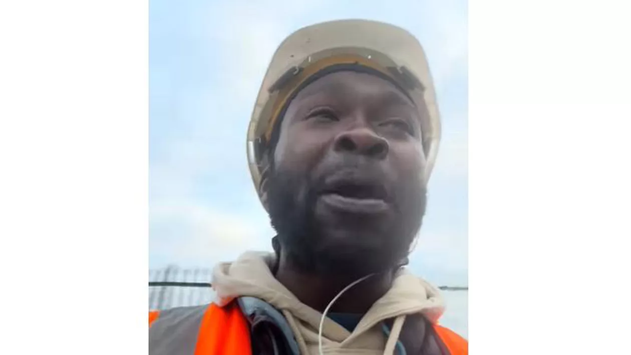 Un muncitor african stabilit în România se declară suveranist convins: Voi, dușmanii din sistem, care spuneți că românii sunt sclavi, ați înnebunit! (VIDEO)