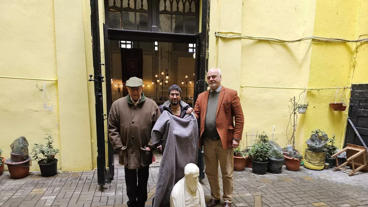 Bustul rabinului Aron Chorin a fost găsit într-un anticariat din Austria, după ce fusese furat în 1977. El a fost redat autorităţilor române