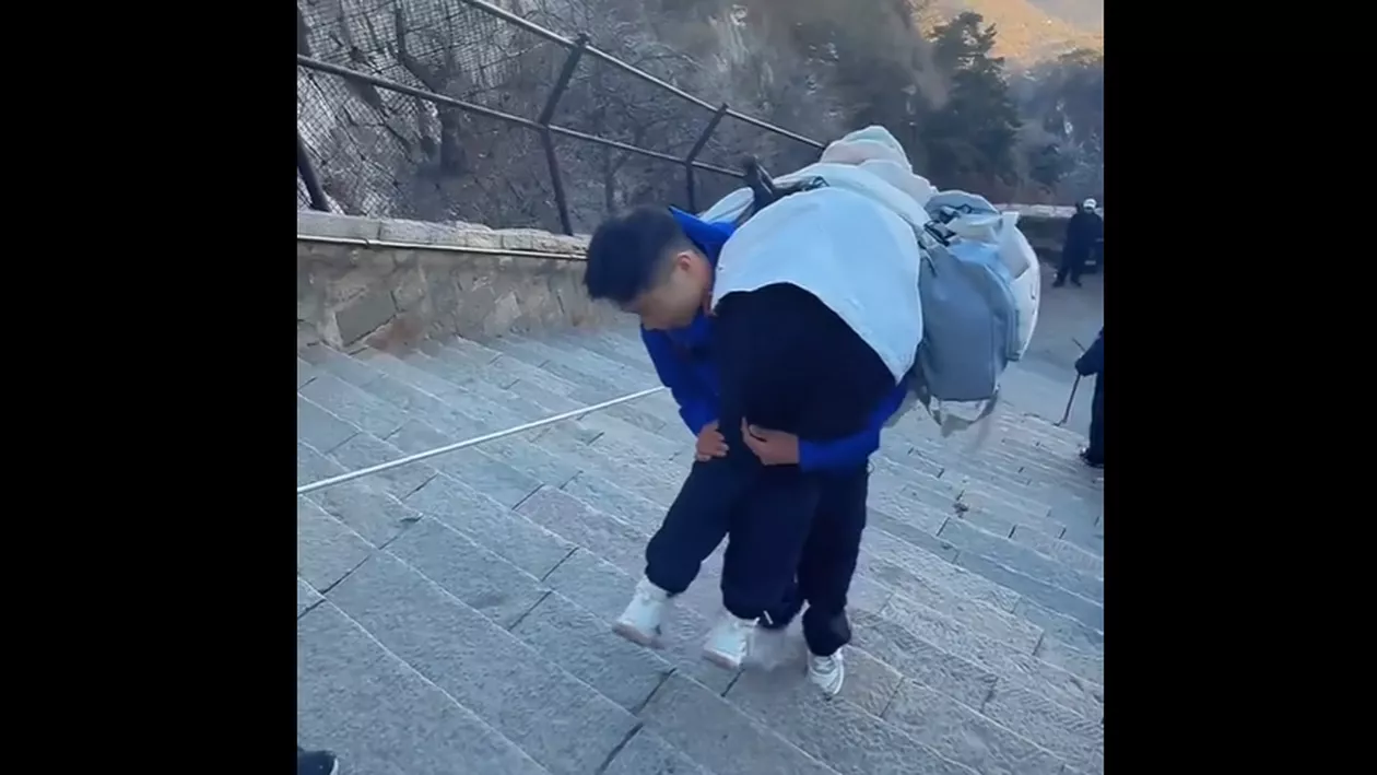 Un ghid turistic din China face bani cărând în spate turiștii obosiți. Cât câștigă