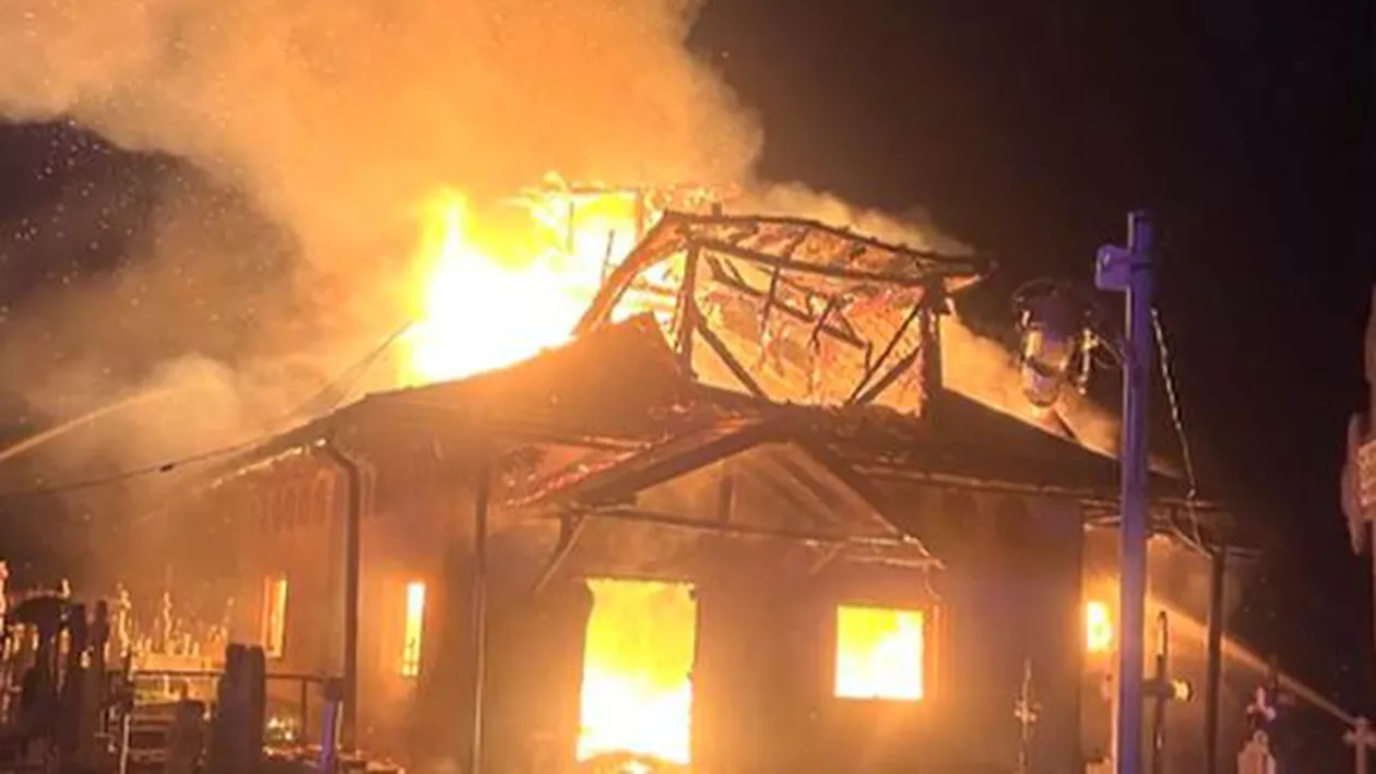 Bacău: O biserică veche de 200 de ani, monument istoric, a fost distrusă de un incendiu. Preotul a ajuns la spital (VIDEO)