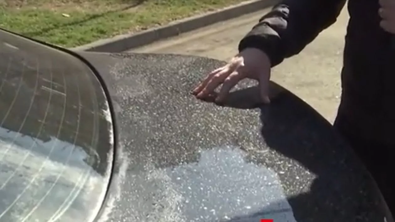 Dorel face ravagii în Brăila: Cum a avariat cu smoală 11 mașini