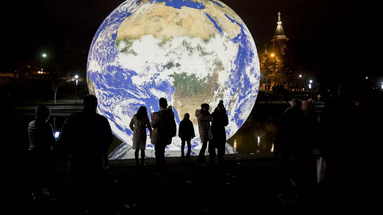 Studiu: Doar 51% dintre români se simt mândri în mare sau foarte mare măsură că sunt români. Ce spun despre cheltuielile pe care le fac în actualul context economic