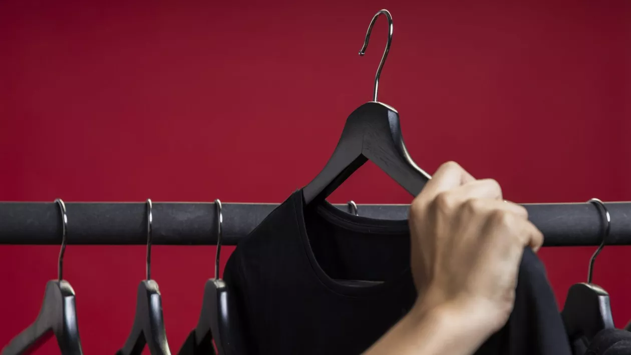Cum să speli corect hainele negre pentru a le menține ca noi. Câțiva pași de care trebuie să ții cont