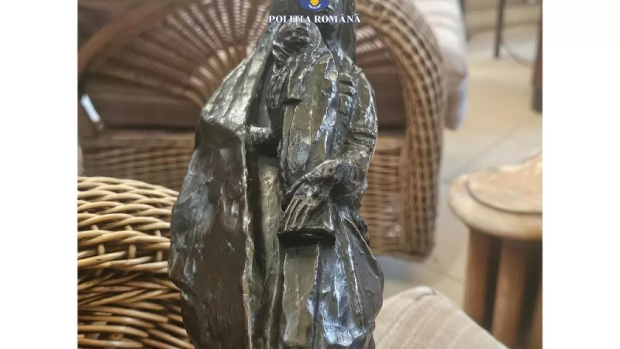 Statueta „Țărancă cu copil în brațe”,  găsită în România. Ea fusese furată din Franța cu ani în urmă