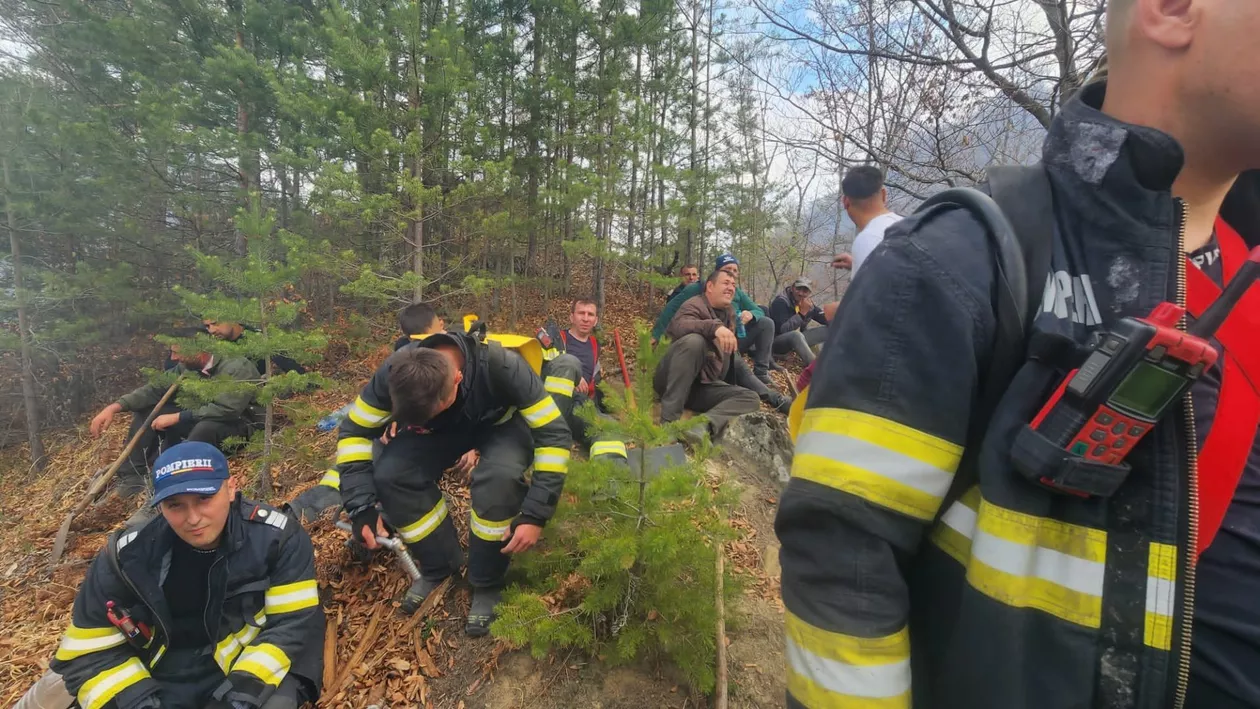 Incendiul uriaș de pădure de la Cetățeni, Argeș, stins după 5 zile de luptă cu focul