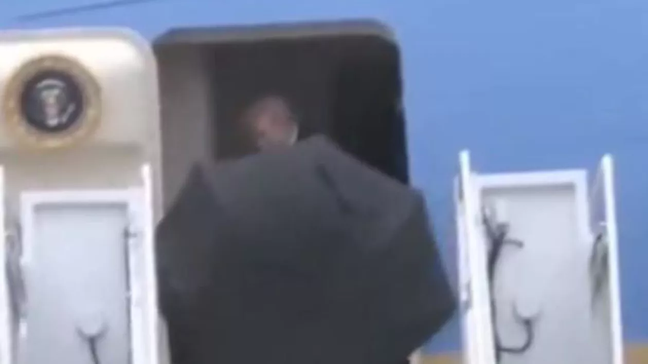 Moment stânjenitor pentru Donald Trump, după ce a vrut să intre cu umbrela deschisă în avion (VIDEO)
