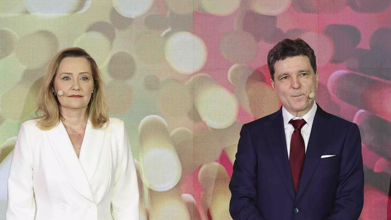 Cât a costat rochia purtată de Elena Lasconi la dezbaterea electorală. Brandul este deținut de o vedetă din România