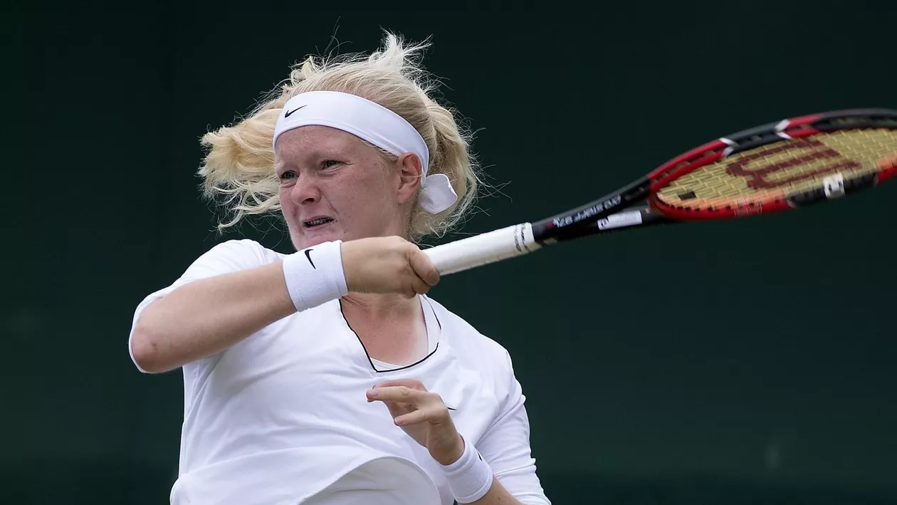 O jucătoare de tenis a leșinat și a fost scoasă de pe teren în scaunul cu rotile. Afecțiunea rară de care suferă (VIDEO)