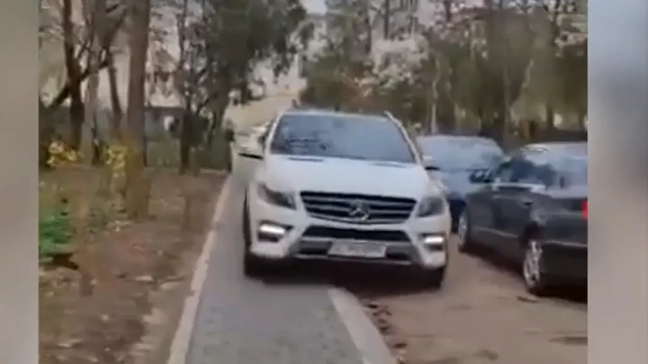 O mamă care insistă să-și ducă copilul cu mașina până în fața școlii, virală pe rețelele sociale. Cum a fost surprinsă 