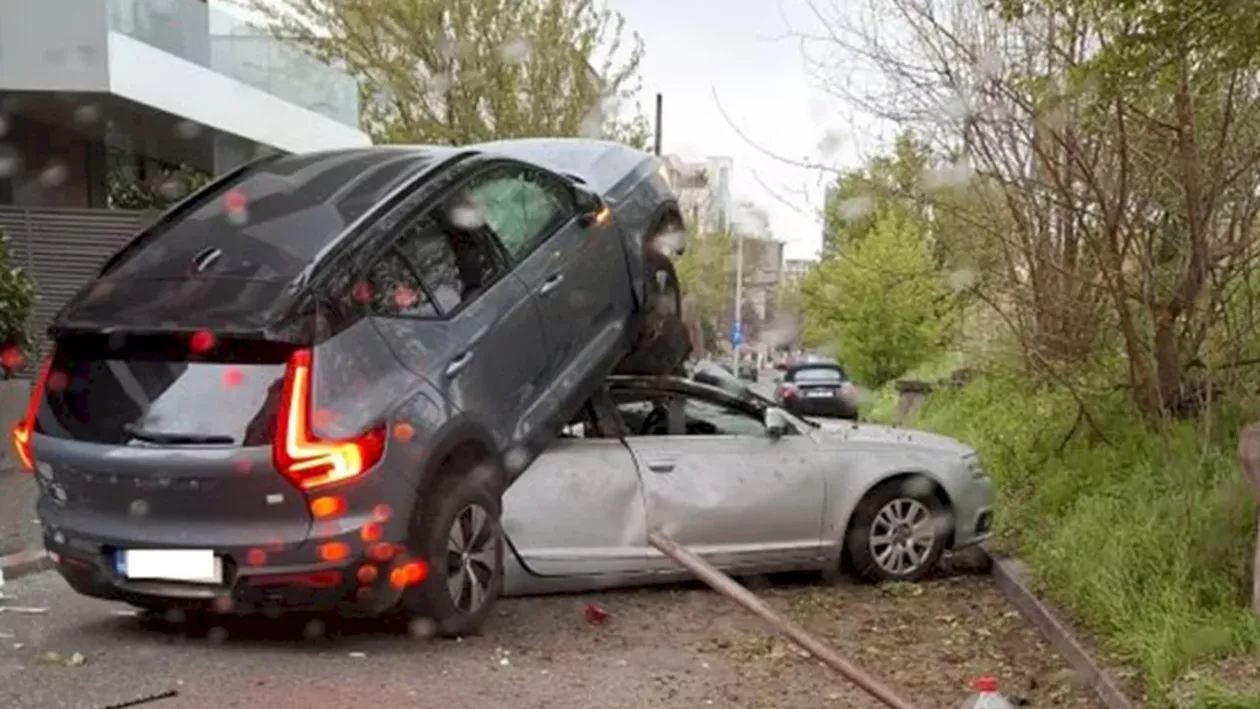 Accident bizar în București. O mașina „parcată” peste alta