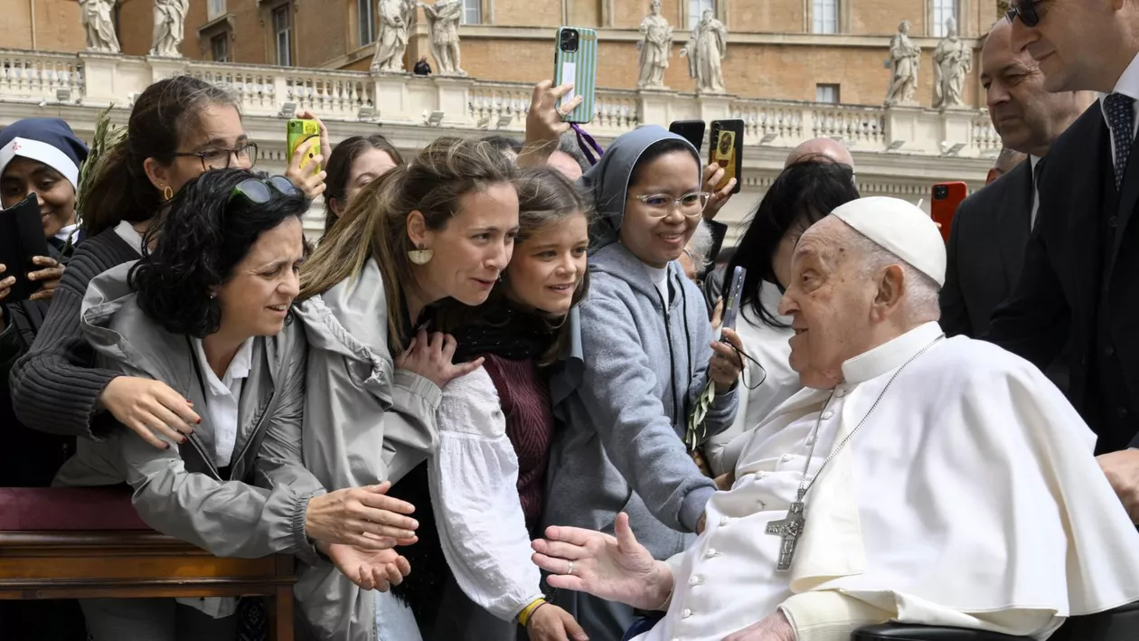Ambasadorul român la Vatican: Papa Francisc a fost un profet al unei biserici umane și umanizante, o voce care a reamintit lumii că puterea adevărată nu se exercită, ci se oferă / Papa a frânt pâinea milei în mijlocul celor marginalizați (VIDEO)