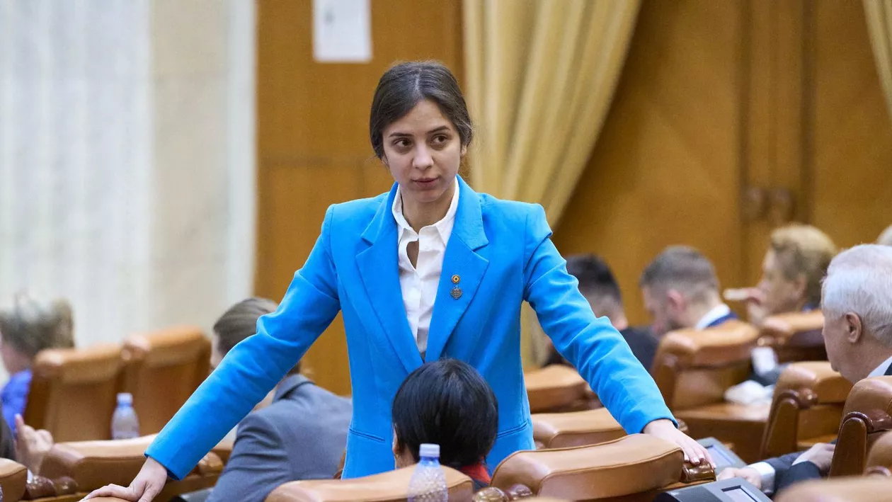 Cea mai tânără deputată din Parlament, Ariadna Cîrligeanu de la AUR, susține că în București sunt „tot mai mulți băieți care vin în rochițe la școală”