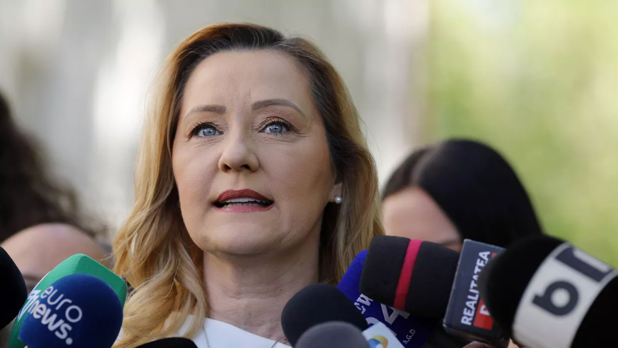Elena Lasconi îl amenință pe Nicușor Dan cu suspendarea: După ce am avut zece ani un dulap călător la Cotroceni, ne-am trezit cu o noptieră