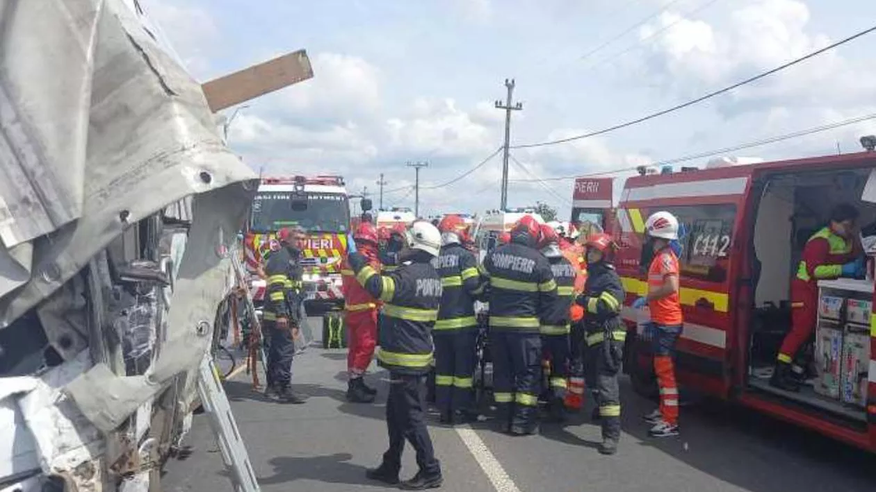 Planul Roșu de Intervenție în județul Iași: Accident teribil de autocar în Lețcani. Șapte persoane au fost rănite grav și șase rănite ușor