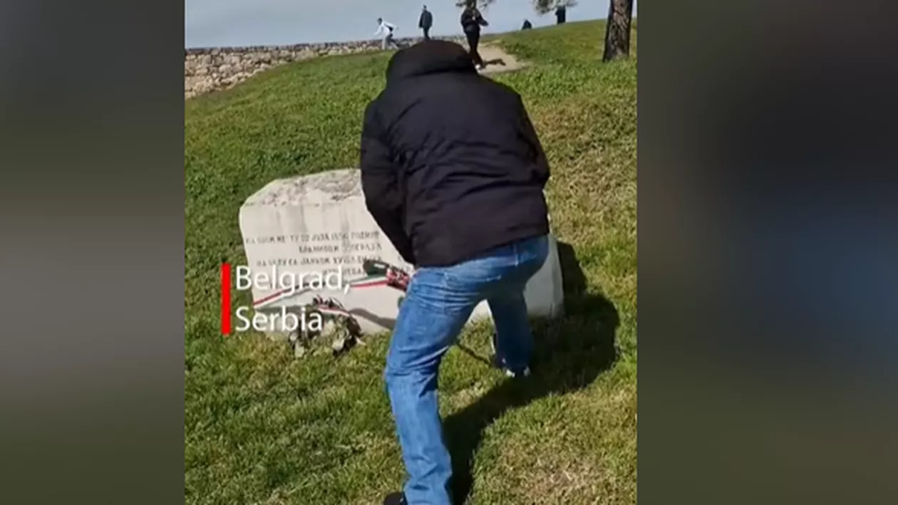 Un român a rupt steagul ungar de pe un monument din Belgrad. În locul lui a pus o panglică românească (VIDEO)