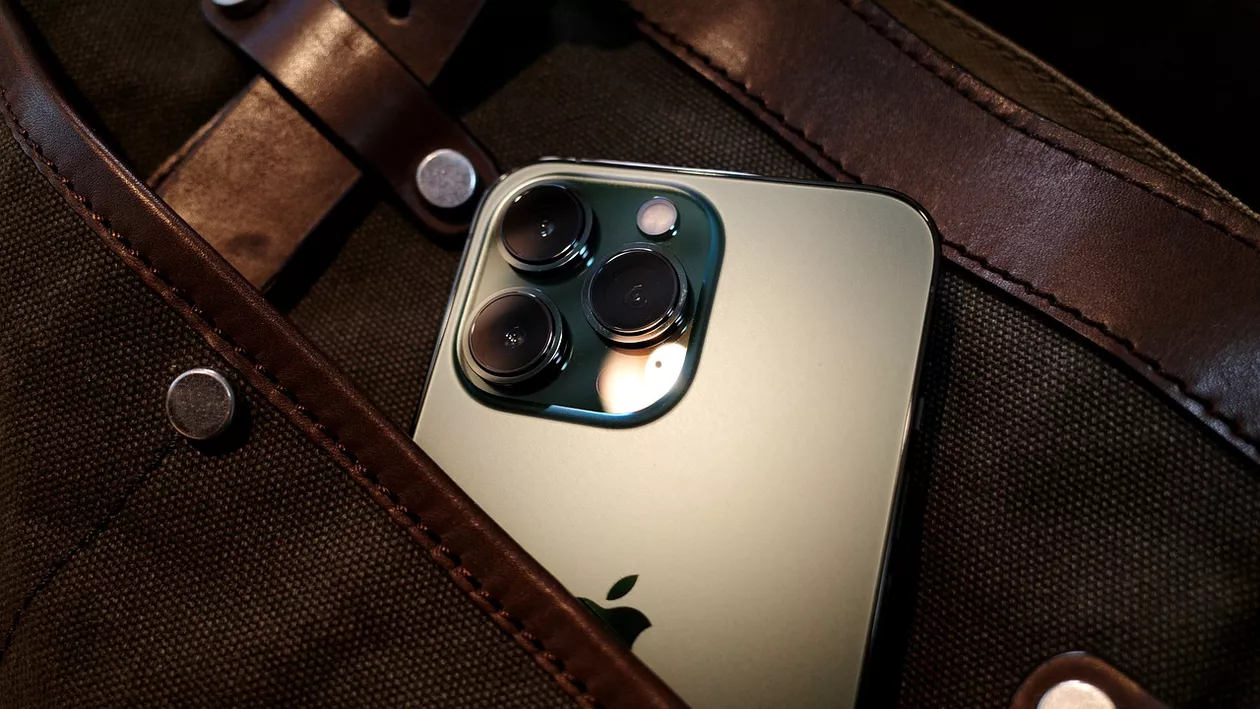 Un simplu mesaj îți poate compromite iPhone-ul. De ce trebuie să instalezi iOS 18.5 acum