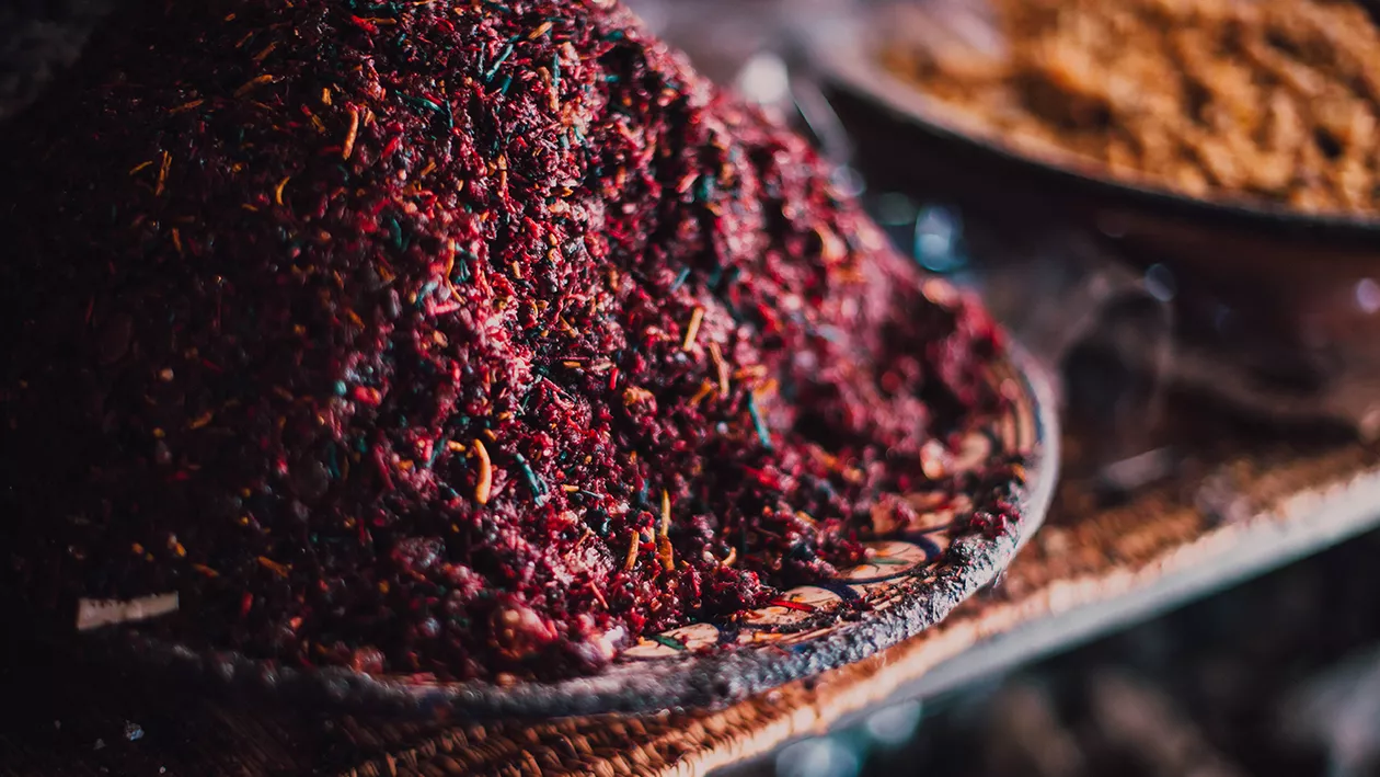 Sumac – Condimentul roșu cu savoare orientală și beneficii surprinzătoare