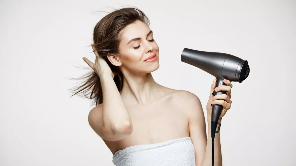 5 trucuri ca să nu-ți prăjești părul la uscare